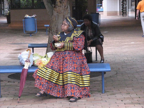 Свазиленд.Матрона в национальной одежде.